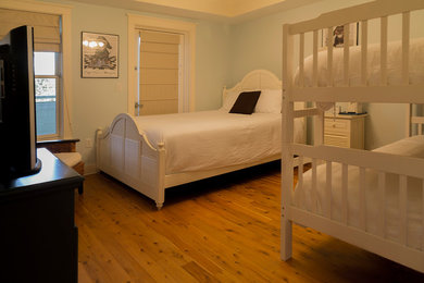 Modelo de habitación de invitados marinera de tamaño medio con suelo de madera clara