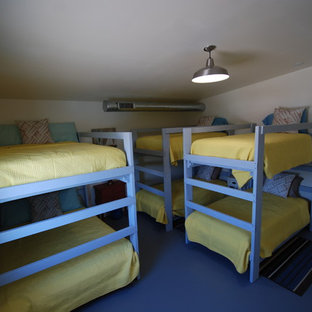 Foto de dormitorio tipo loft, marinero, de tamaño medio, con paredes blancas y suelo de cemento