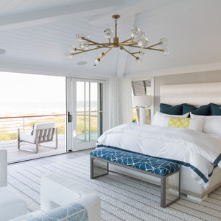 Réalisation d'une chambre marine avec un sol en bois brun, un sol marron, un plafond en lambris de bois et un plafond voûté.