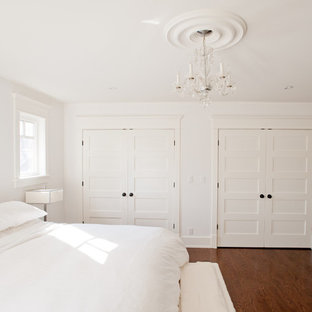 Modelo de habitación de invitados marinera, de tamaño medio, sin chimenea, con paredes blancas, suelo de madera oscura y suelo marrón