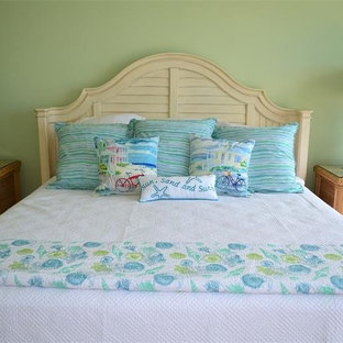 Modelo de dormitorio principal, marinero, de tamaño medio, con paredes verdes y suelo de travertino