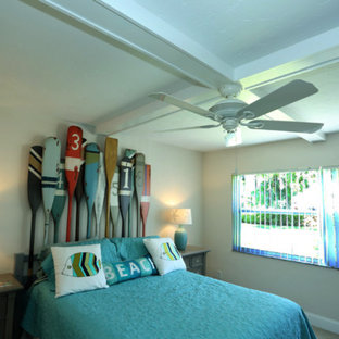 Imagen de habitación de invitados marinera, de tamaño medio, con suelo de baldosas de cerámica y paredes beige