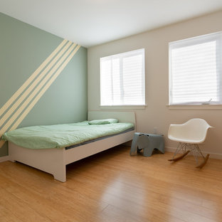 Foto de dormitorio moderno, de tamaño medio, con paredes verdes, suelo de bambú y suelo marrón
