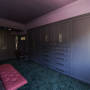 Diseño de dormitorio principal, actual, con paredes multicolor, moqueta y suelo azul