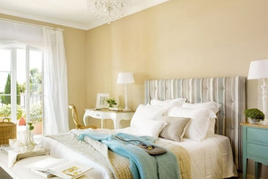Esempio di una camera da letto chic di medie dimensioni con pareti marroni, moquette, pavimento marrone e nessun camino