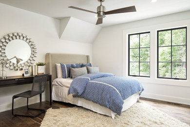 コロンバスにある中くらいなトランジショナルスタイルのおしゃれな客用寝室 (白い壁、濃色無垢フローリング)