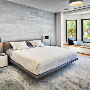 Großes Modernes Hauptschlafzimmer mit grauer Wandfarbe, braunem Holzboden, braunem Boden und Tapetenwänden in San Francisco