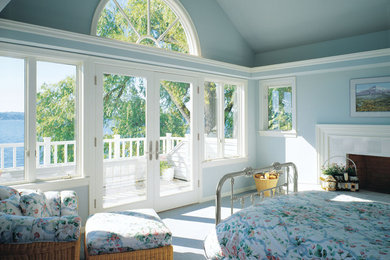 ダラスにあるトラディショナルスタイルのおしゃれな主寝室 (青い壁、カーペット敷き、標準型暖炉、タイルの暖炉まわり)