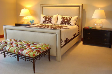 ポートランドにある広いトロピカルスタイルのおしゃれな主寝室 (ベージュの壁、カーペット敷き、暖炉なし、ベージュの床) のレイアウト