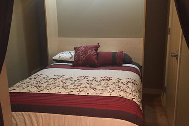 サンフランシスコにある小さなコンテンポラリースタイルのおしゃれな客用寝室 (無垢フローリング、暖炉なし) のインテリア