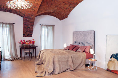 ニューヨークにある中くらいなエクレクティックスタイルのおしゃれな主寝室 (白い壁、淡色無垢フローリング、暖炉なし、ベージュの床) のレイアウト