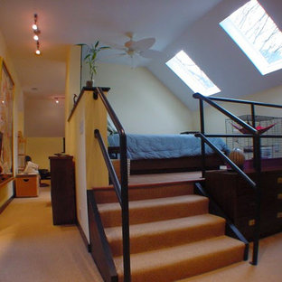 Modelo de dormitorio tipo loft, industrial, pequeño, con paredes amarillas y moqueta