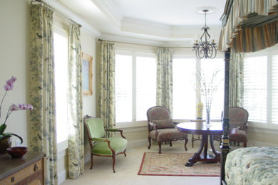 Foto de dormitorio principal clásico de tamaño medio sin chimenea con paredes blancas y moqueta