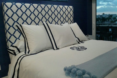 他の地域にある中くらいなトランジショナルスタイルのおしゃれな主寝室 (青い壁、暖炉なし) のインテリア