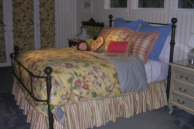 サンフランシスコにあるおしゃれな客用寝室 (マルチカラーの壁、カーペット敷き)