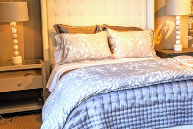 ニューヨークにある中くらいなコンテンポラリースタイルのおしゃれな主寝室 (ベージュの壁、カーペット敷き、ベージュの床)