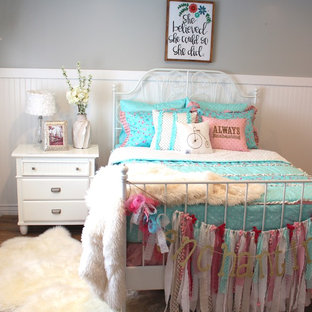 Inspiration för shabby chic-inspirerade gästrum, med grå väggar och mörkt trägolv