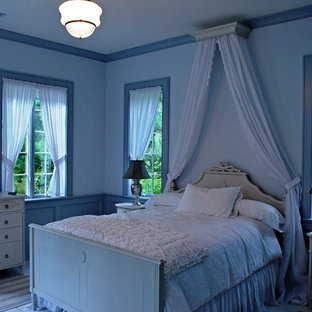 Imagen de dormitorio tradicional con paredes azules y suelo de madera pintada