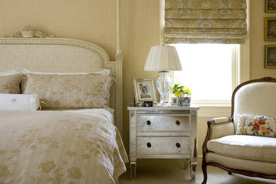 Idee per una camera matrimoniale classica di medie dimensioni con pareti beige e moquette