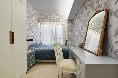 香港にある中くらいなコンテンポラリースタイルのおしゃれな主寝室 (淡色無垢フローリング) のインテリア