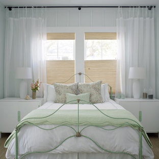 Großes Shabby-Look Gästezimmer mit weißer Wandfarbe, Teppichboden und braunem Boden in Atlanta
