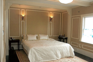 サンフランシスコにあるトラディショナルスタイルのおしゃれな寝室 (ベージュの壁、濃色無垢フローリング、照明) のレイアウト