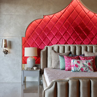Idee per una camera da letto mediterranea con pareti rosse e pavimento grigio