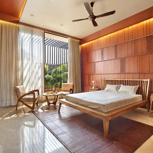 Diseño de dormitorio principal, mediterráneo, de tamaño medio, con paredes beige, suelo de mármol y suelo beige
