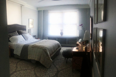 Imagen de dormitorio principal minimalista grande con paredes grises y suelo de madera oscura