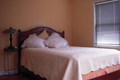 ポートランドにあるトラディショナルスタイルのおしゃれな寝室のレイアウト