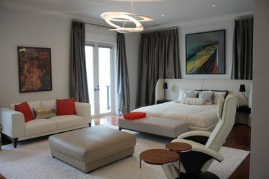 マイアミにあるコンテンポラリースタイルのおしゃれな主寝室 (白い壁、濃色無垢フローリング、茶色い床) のレイアウト