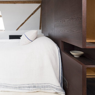 Ejemplo de dormitorio principal, contemporáneo, de tamaño medio, con paredes blancas, suelo de madera pintada y suelo negro