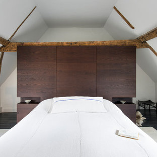 Imagen de dormitorio principal, contemporáneo, de tamaño medio, sin chimenea, con paredes blancas, suelo de madera pintada y suelo negro
