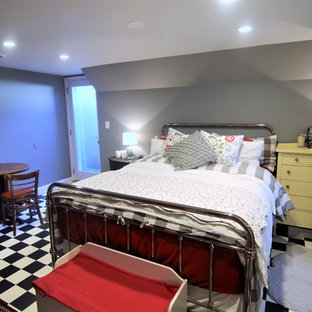 Diseño de dormitorio principal, ecléctico, grande, sin chimenea, con paredes grises y suelo de linóleo