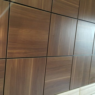 Idee per una grande camera matrimoniale minimalista con pareti beige, pavimento in laminato e pavimento giallo