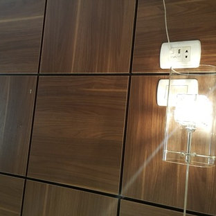 Foto di una grande camera matrimoniale moderna con pareti beige, pavimento in laminato e pavimento giallo