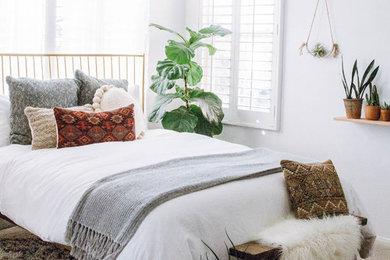 Foto de dormitorio clásico renovado con paredes blancas, moqueta y suelo beige