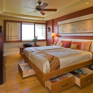 Asiatisches Schlafzimmer mit oranger Wandfarbe und braunem Holzboden in Hawaii