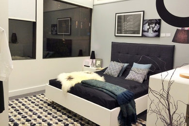 バンクーバーにある中くらいなコンテンポラリースタイルのおしゃれな主寝室 (白い壁、カーペット敷き) のインテリア