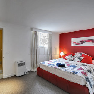 Immagine di una grande camera da letto stile loft minimal con pareti rosse e moquette