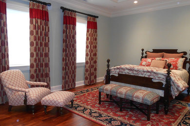 Foto de habitación de invitados tradicional grande con suelo de madera oscura y paredes verdes