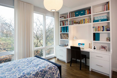 Diseño de habitación de invitados minimalista de tamaño medio con paredes blancas y suelo de madera oscura