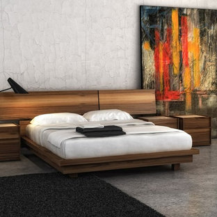 Réalisation d'une très grand chambre parentale design avec un mur blanc et un sol en marbre.