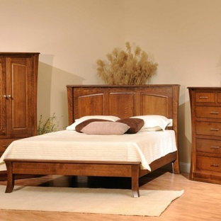 Diseño de dormitorio principal, campestre, grande, con paredes beige y suelo de madera clara
