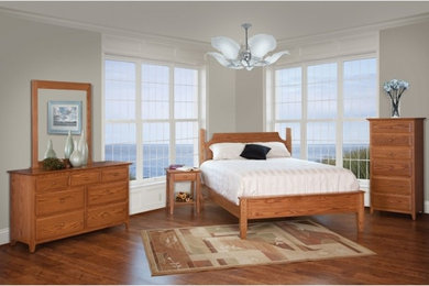 Ejemplo de dormitorio principal campestre grande con paredes grises y suelo de madera en tonos medios