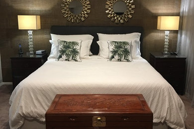 Стильный дизайн: хозяйская спальня среднего размера в стиле неоклассика (современная классика) с коричневыми стенами и ковровым покрытием - последний тренд