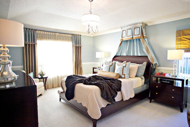 ジャクソンビルにある広いコンテンポラリースタイルのおしゃれな主寝室 (青い壁、カーペット敷き)