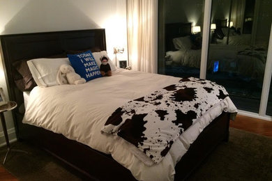 Foto de habitación de invitados minimalista de tamaño medio sin chimenea con paredes grises, suelo de madera en tonos medios y suelo marrón