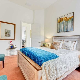 Diseño de habitación de invitados romántica, de tamaño medio, con paredes blancas, moqueta y suelo rosa