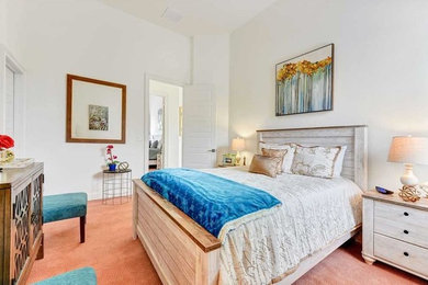 Idee per una camera degli ospiti shabby-chic style di medie dimensioni con pareti bianche, moquette e pavimento rosa